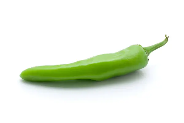 Beyaz arkaplanda yeşil kırmızı biber (Capsicum annuum) izole edilmiş.
