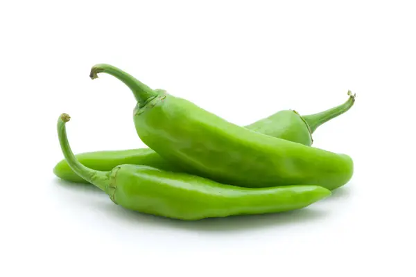 Beyaz arkaplanda yeşil kırmızı biber (Capsicum annuum) izole edilmiş.