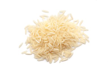 Beyaz arka planda bulunan organik beyaz pirinç (Oryza sativa) yığını. Üst görünüm