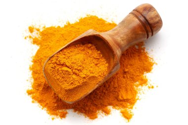 Beyaz arkaplanda izole edilmiş, zerdeçal (Haldi) dolu ahşap kepçenin üst görünümü.