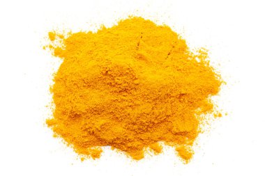 Beyaz arka planda izole edilmiş bir zerdeçal yığını (Haldi). Üst görünüm