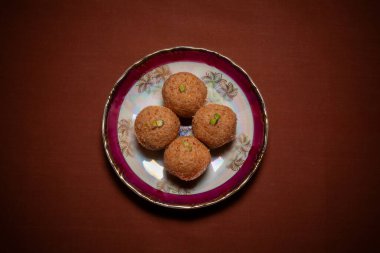 Lezzetli Hint tatlısı Khoya ladoo 'nun en güzel manzarası. Mawa, Milk ve Sugar 'dan oluşur..