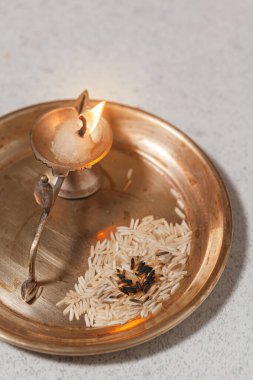 Puja ya da Arti thali. Hindu tanrısına tapmak için bir lamba..