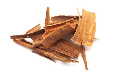 Tarçın Çubuklarının (Cinnamomum verum) yakın plan görüntüsü beyaz zemin üzerinde izole edilmiştir.