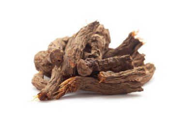 Beyaz arka planda bulunan Sugandh Mantri 'nin (Homalomena aromatica) yakın çekimi. Ön görünüm