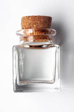 Kozmetik ve doğal ilaçlar için şeffaf gerekli yağı içeren kare cam şişenin yukarıdan aşağıya bakışı.