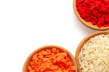 Beyaz üzerine izole edilmiş turuncu sindoor, pirinç ve kırmızı sindoor (vermilion) ile dolu Toprak tenceresinin üst görünümü.