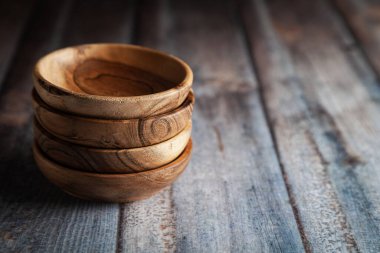 Tahta kaseler üst üste dizilmiş, ahşap bir arka plana yerleştirilmiş..