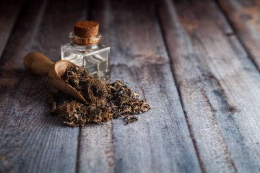 Kuru organik Kalpasi, Dagad phool, ya da chabila, temel yağıyla birlikte ahşap bir kepçenin içinde..