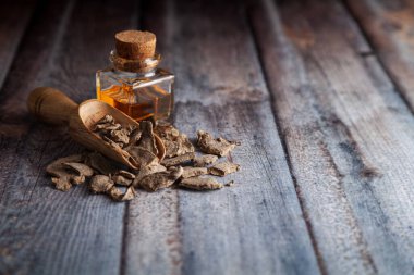 Kuru organik kapoor kachri (Hedychium spicatum), temel yağıyla birlikte ahşap bir kepçeyle.