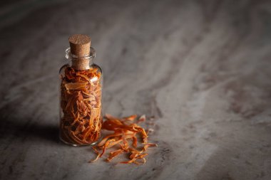 Organik sprey (Myristica parfümleri) ya da javitri ile dolu küçük bir cam şişe mermer bir arka plana yerleştirilir..