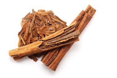 Kuru organik tarçın çubuklarının (Cinnamomum verum) beyaz zemin üzerinde izole üst görünümü.