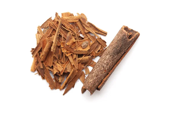 Kuru organik tarçın çubuklarının (Cinnamomum verum) beyaz zemin üzerinde izole üst görünümü.
