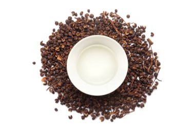 Kuru organik Tomar Toeds 'in (Zanthoxylum armatum) en üst görünümü ve temel petrol.