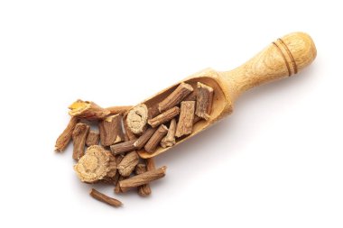 Kuru Organik Vridha Daru (Argyreia speciosa), ağaç kepçesinde havlar. Beyaz bir arkaplanda izole edilmiş.