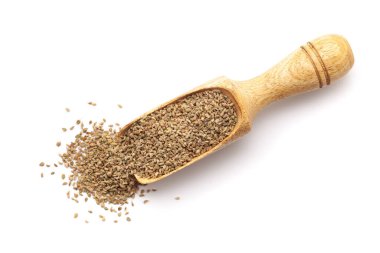 Organik Karom tohumlarının (Trachyspermum ammi) ya da Ajwain 'in ahşap kepçedeki görüntüsü. Beyaz bir arkaplanda izole edilmiş.