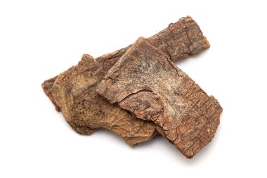 Beyaz arka planda izole edilmiş bir kuru organik banyan (Ficus benghalensis) kabuğu yığını. Üst görünüm