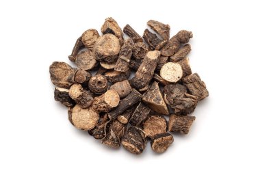 Beyaz arka planda izole edilmiş bir organik altın göz otu veya siyah musli (Curculigo orchioides) bitkisi yığını. Üst görünüm