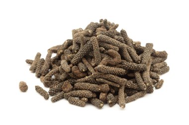 Beyaz arka planda izole edilmiş, Kuru Organik Uzun Biber (Piper Longum) meyvesinin yakın çekimi. Ön görünüm