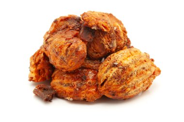 Beyaz arka planda izole edilmiş, Kuru Organik Elma veya Bel (Aegle marmelos) meyvelerinin yakın çekimi. Ön görünüm