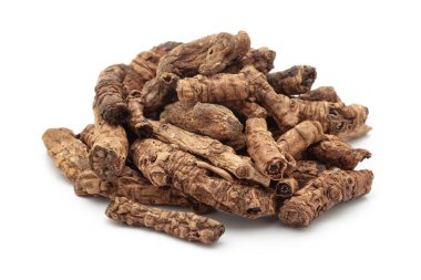 Beyaz arka planda izole edilmiş, Kuru Organik Hellebore veya Kutki (Picrorhiza kurroa) köklerine yakın plan. Ön görünüm