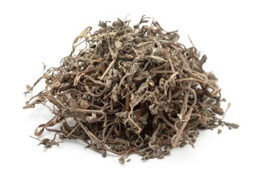 Beyaz arka planda izole edilmiş Kuru Organik Bhringraj (Eclipta prostrata) yapraklarının yakın çekimi. Ön görünüm