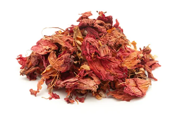 Beyaz arka planda izole edilmiş Kuru Organik Hibiscus (Hibiscus rosa-sinensis) çiçeklerine yakın plan. Ön görünüm