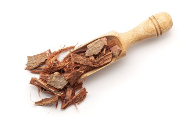 Organik Arjuna Kabukları (Terminalia Arjuna) ile dolu ahşap bir kepçenin üst görüntüsü. Beyaz bir arkaplanda izole edilmiş.