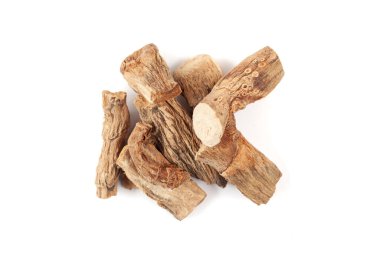 Beyaz arka planda izole edilmiş kuru organik tatlı bayrak veya Vach (Acorus calamus) kökleri yığını. Üst görünüm