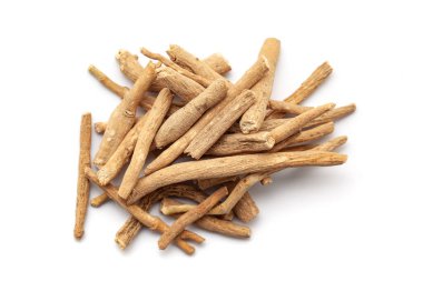 Beyaz arka planda izole edilmiş kuru organik Ashwagandha (Withania somnifera) kökleri yığını. Üst görünüm