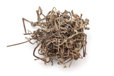 Beyaz arka planda izole edilmiş bir yığın Kuru Organik Bhringraj (Eclipta prostrata) yaprağı. Üst görünüm