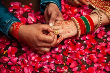 Hintli çift, Hindu yüzüğü nişan töreninde alyanslarını değiş tokuş ediyorlar..