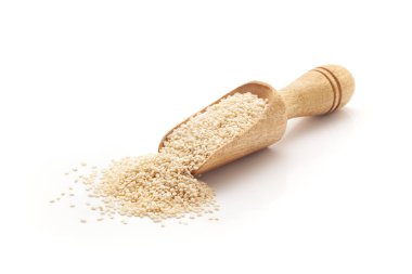 Organik Beyaz Susam tohumu (Sesamum indicum) veya Til ile dolu ahşap bir kepçenin ön görüntüsü. Beyaz bir arkaplanda izole edilmiş.