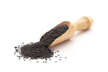 Organik Siyah Susam (Sesamum indicum) tohumlarıyla dolu tahta bir kepçenin ön görüntüsü. Beyaz bir arkaplanda izole edilmiş.