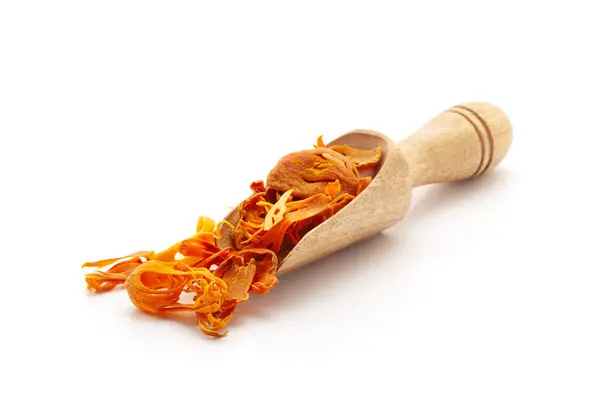 stock image Front view of a wooden scoop filled with Organic Mace (Myristica fragrans) or javitri. Isolated on a white background.