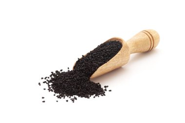 Organik Kara Kimyon (Nigella sativa) ya da Kalonji ile dolu tahta bir kepçenin ön görüntüsü. Beyaz bir arkaplanda izole edilmiş.