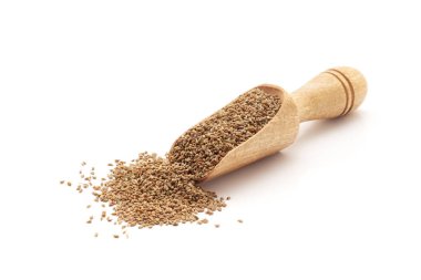 Organik Karom tohumları (Trachyspermum ammi) veya Ajwain ile dolu ahşap kepçenin ön görüntüsü. Beyaz bir arkaplanda izole edilmiş.