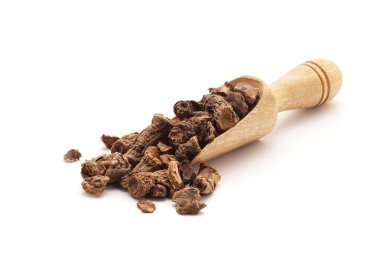 Organik Red Sage veya Behman Lal (Salvia Haematodes) bitkisiyle dolu tahta bir kepçenin ön görüntüsü. Beyaz bir arkaplanda izole edilmiş.