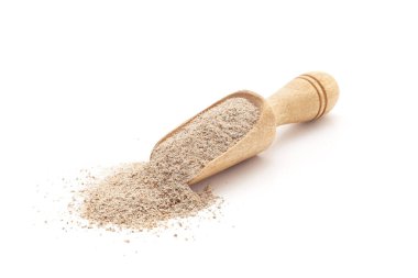 Organik İnci Millet unu (Pennisetum glaucum) ya da Bajra unuyla dolu ahşap bir kepçenin önü. Beyaz bir arkaplanda izole edilmiş.