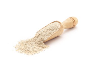 Organik Çoklu Taneli Un ile dolu ahşap bir kepçenin önü. Beyaz bir arkaplanda izole edilmiş.