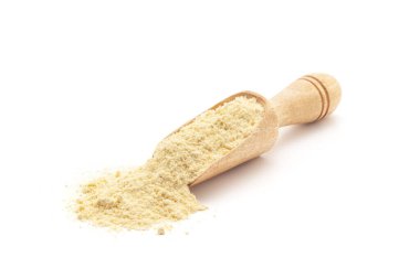 Organik Mısır unu (Zea mays) veya Makka unuyla doldurulmuş tahta bir kepçenin ön görüntüsü. Beyaz bir arkaplanda izole edilmiş.