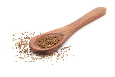 Organik Kochia (Bassia scoparia) tohumlarıyla dolu bir tahta kaşığın ön görüntüsü. Beyaz bir arkaplanda izole edilmiş.