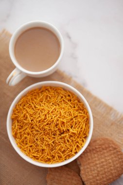 Sıcak çay ya da kahve saati ve el yapımı kurabiyelerle (bisküviler) kıtır kıtır Hint atıştırmalıkları yakın plan.). 