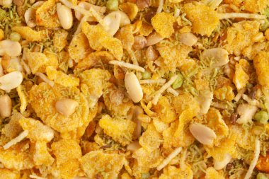 Çıtır Diyet Karışımı, Pofuduk Pirinç ve Mısır Gevreği 'nden yapılmış tam çerçeveli duvar kağıdı. Hint baharatlı atıştırmalıkları. Üst görünüm.