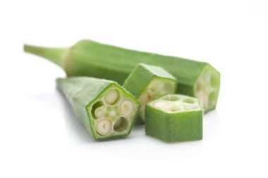 Organik yeşil bamya ya ya da bayanların parmak meyveleri (Abelmoschus esculentus) beyaz sırtüstü izole edilmiş çok parçalı görüntüler.