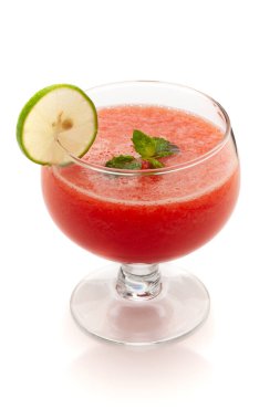 Stüdyo ışıklarıyla süslenmiş organik taze karpuz suyu.. 