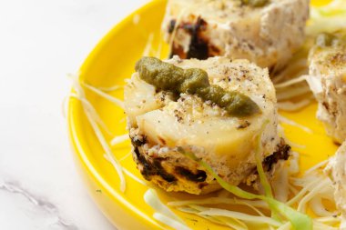 Yakın plan tandır paneer patates ile doldurulmuş patates süzme peynir ve kremayla süslenmiş lahana ve zencefille süslenmiş peynir 