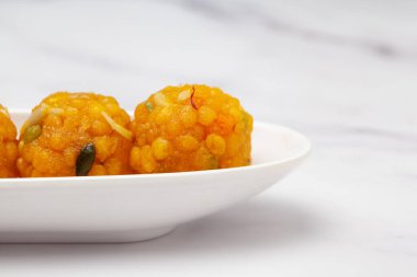 Yakın plan Rajasthani Bundi Laddu (tatlı) Badi Boondi Ladoo olarak da bilinir, kuru meyve ve safran (kesar) ile zenginleştirilmiş, fastivals, Diwali, Deepawali, Dussehra, Rakshabandhan, Rakhi, Vinayaka Ganesh Chaturthi ve Janmashtami