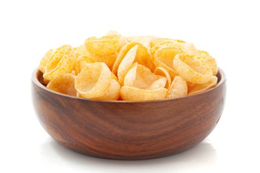 Cheese Puff çerez krem rengi, çıtır çıtır ve poğaça yemeye hazır peynirli, tuzlu, soluk sarı renkli beyaz arka plan