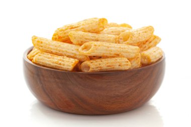 Cheese Puff çerez krem rengi, çıtır çıtır ve poğaça yemeye hazır peynirli, tuzlu, soluk sarı renkli beyaz arka plan